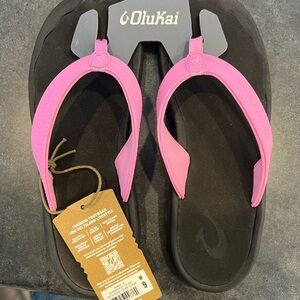 Olukai flip flops NWT’s Size 9